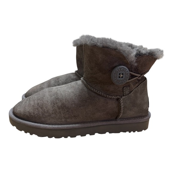 🔥UGG Mini 🖤🩶🖤Bailey Button II Grey Suede Sheepskin Ankle Boots sz 9 - Picture 3 of 9